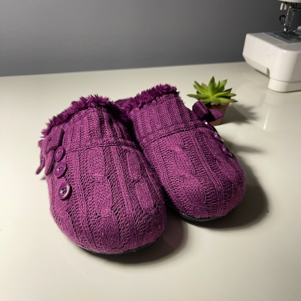 Slippers in purple color